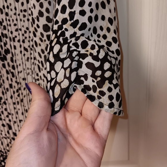 Studio 1940 Blouse with Short Sleeves EUC - Picture 5 of 5